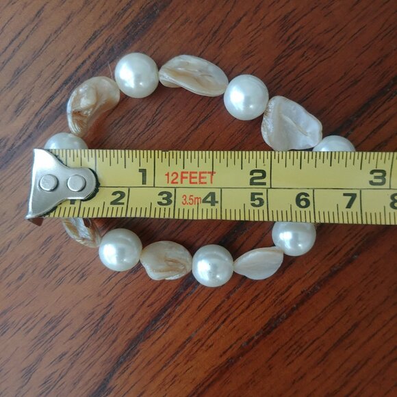 Pearl and shell white cream and tan bracelet with elastic - Picture 7 of 7